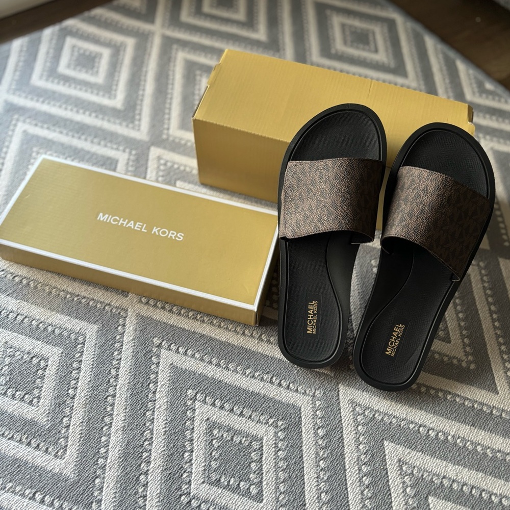 NWB MICHAEL KORS Wade Size 10 M Brown Repeat Logo Women’s Slide Sandals MSRP $99